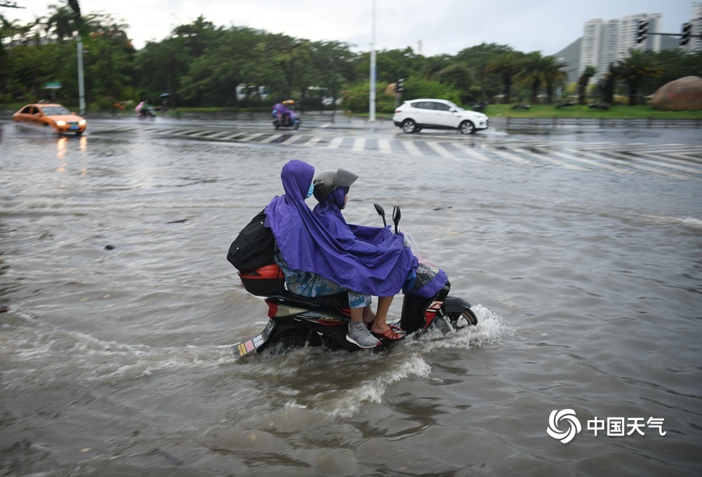 台风“红霞”影响海南 三亚暴雨多路段积水影响出行