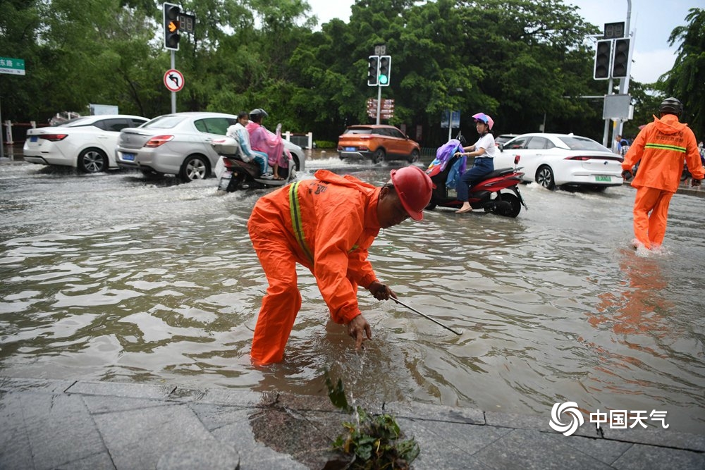 台风“红霞”影响海南 三亚暴雨多路段积水影响出行