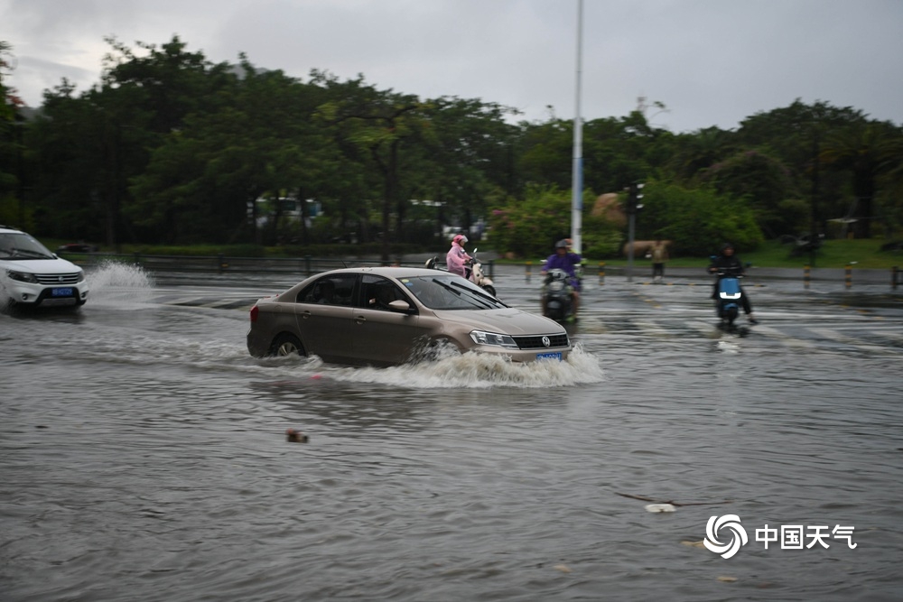 台风“红霞”影响海南 三亚暴雨多路段积水影响出行