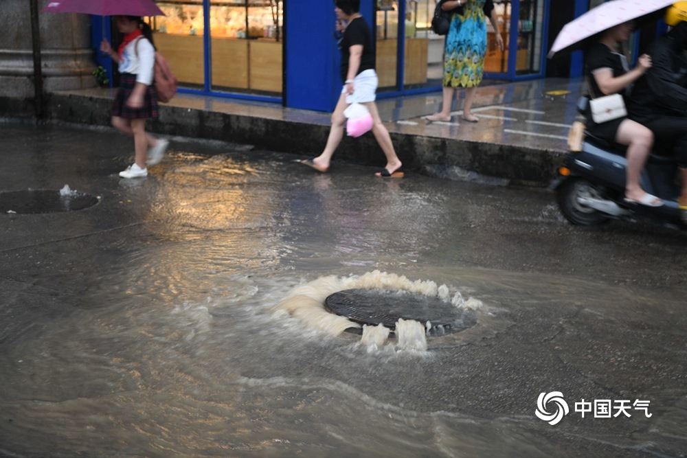 台风“红霞”影响海南 三亚暴雨多路段积水影响出行