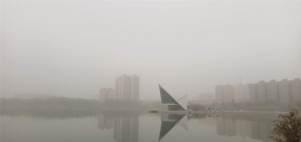 喀什地区迎来入秋首场浓浮尘天气