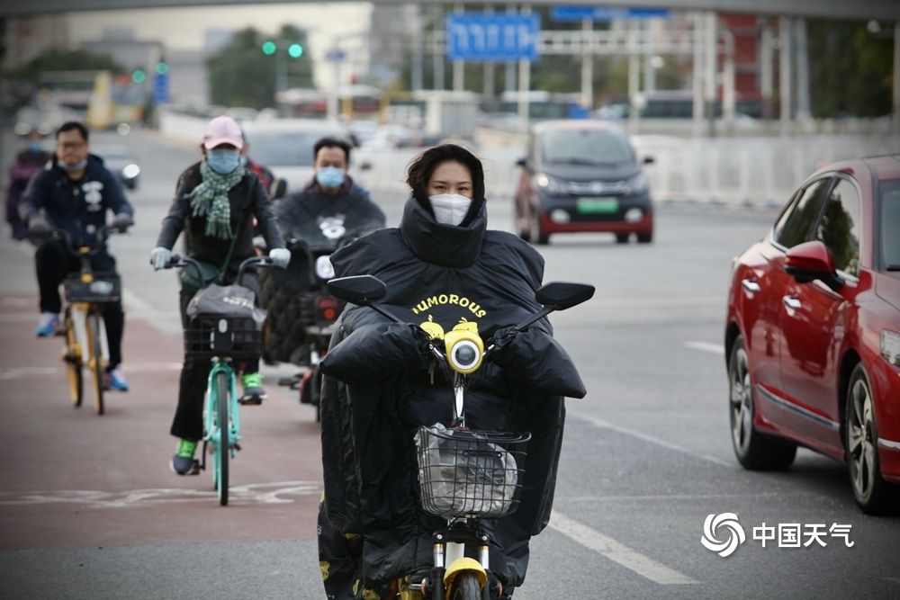 冷飕飕！北京今晨最低气温不足10℃ 街头市民换厚装出行