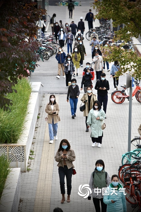 冷飕飕！北京今晨最低气温不足10℃ 街头市民换厚装出行