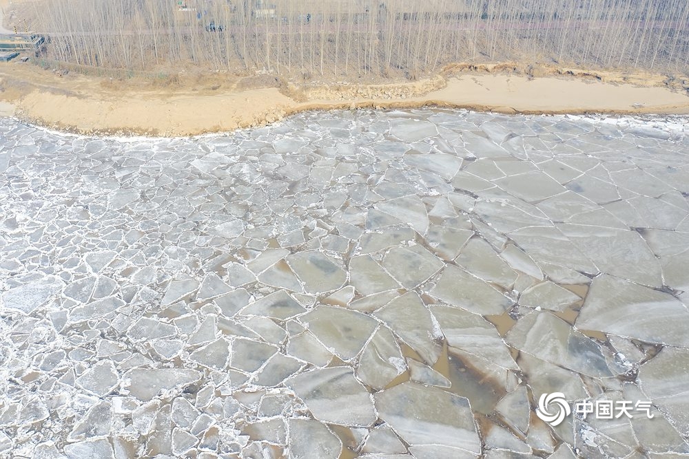 大寒节气 山东滨州黄河段冰裂蔚为壮观