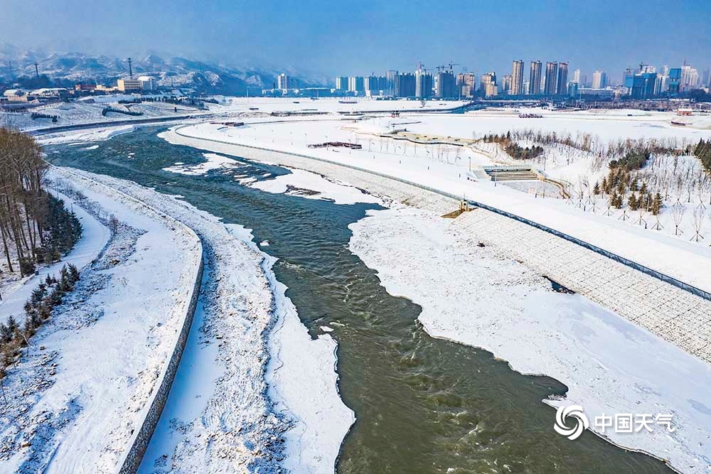 青海多地降雪冬韵足 粉妆玉砌如童话世界